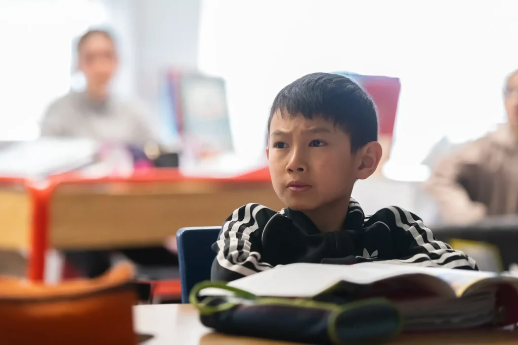 Élève attentif lors d'un atelier d'éducation climatique Coop FA