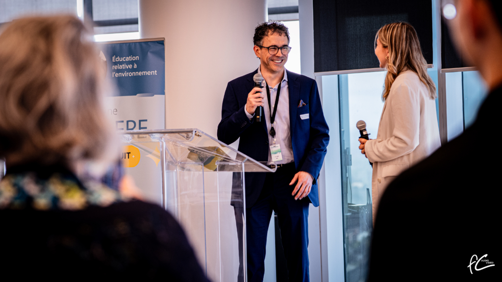 Conférencier présentant une formation climat à des professionnels