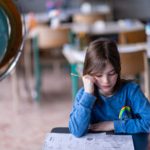 Élève en classe lors de la rentrée scolaire — programme Carbone Scol'ERE