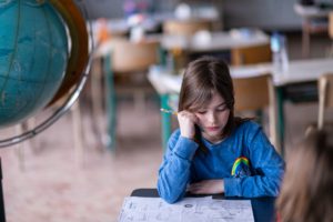 Élève en classe lors de la rentrée scolaire — programme Carbone Scol'ERE