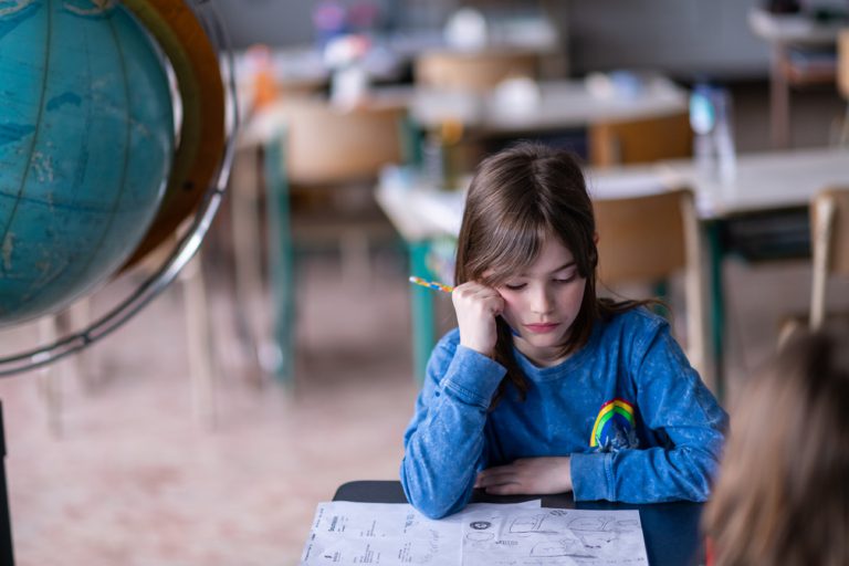 Élève en classe lors de la rentrée scolaire — programme Carbone Scol'ERE