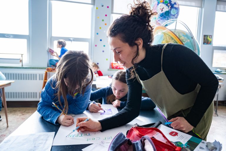 Enseignante accompagnant une élève dans un projet d'éducation environnementale