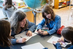 Enseignante accompagnant des élèves en classe — bourses Carbone Scol'ERE
