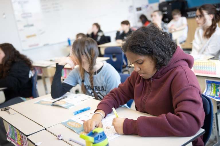 Élèves du primaire participant à un atelier sur les changements climatiques