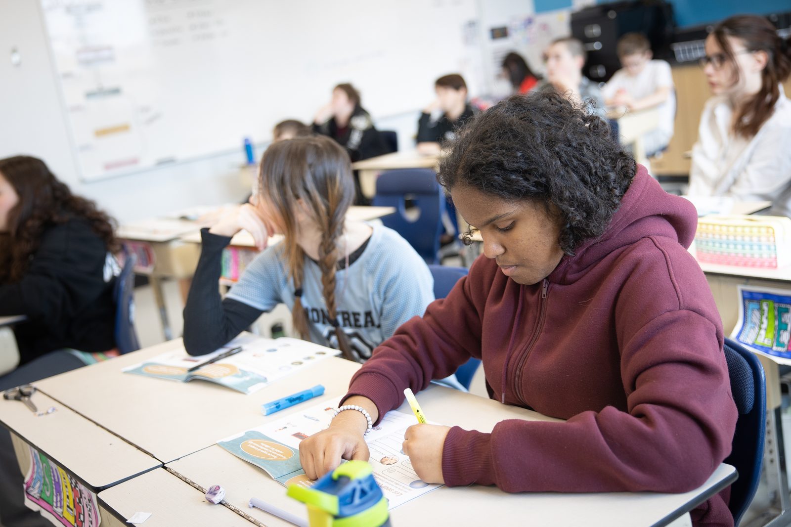 Élèves du primaire participant à un atelier sur les changements climatiques